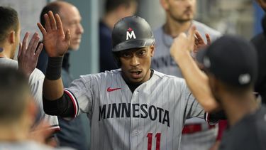 El dominicano Jorge Polanco, de los Mellizos de Minnesota, festeja en la cueva tras anotar en el juego ante los Dodgers de Los Ángeles, el lunes 15 de mayo de 2023 (AP Foto/Ashley Landis)