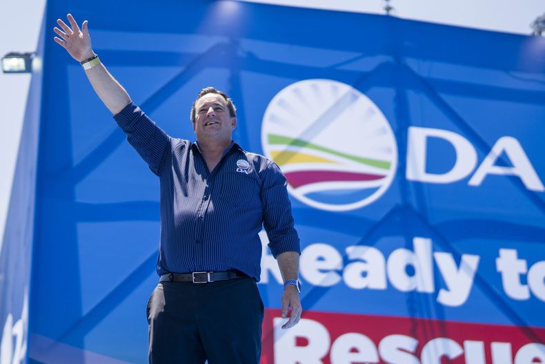 El líder del partido opositor Alianza Democrática John Steenhuisen saluda a sus partidarios en Pretoria, Sudáfrica. el sábado 17 de febrero de 2024, en la presentación de su manifiesto nacional en preparación para las elecciones generales de 2024. (AP Foto/Jerome Delay)