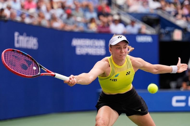 La china Qinwen Zheng devuelve la pelota a la kazaja Elena Rybakina durante los cuartos de final del Abierto de Estados Unidos de tenis, el miércoles 9 de septiembre de 2026, en Nueva York. (Foto AP/Seth Wenig)