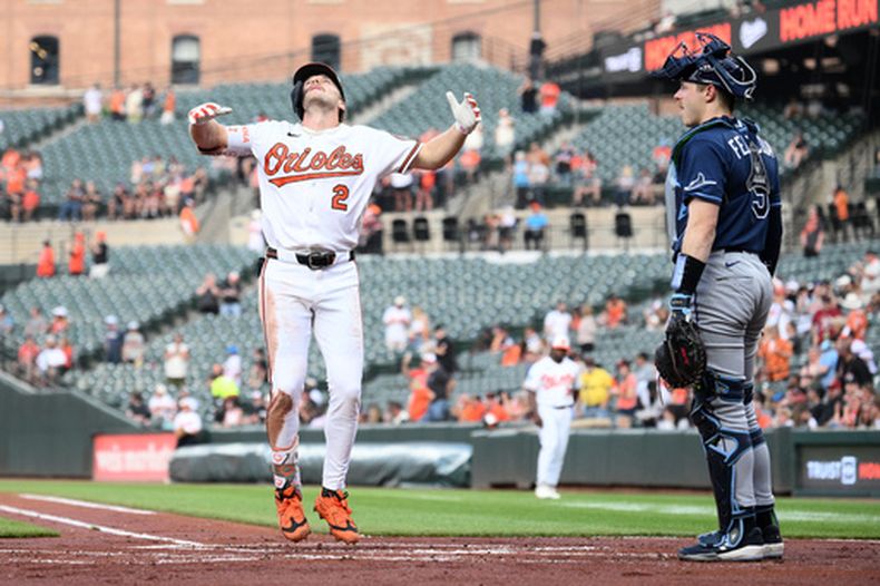 Gunnar Henderson (2), de los Orioles de Baltimore, celebra su cuadrangular de dos carreras frente al receptor de los Rays de Tampa Bay, Hunter Feduccia (9), durante la primera entrada del juego de béisbol de Grandes Ligas, el miércoles 27 de mayo de 2026, en Baltimore. (AP Foto/Nick Wass)