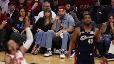 Taylor Swift y Travis Kelce observan la segunda mitad del tercer juego de la serie de finales de la Conferencia Este de los playoffs de la NBA entre los Knicks de Nueva York y los Cavaliers de Cleveland en Cleveland, el sábado 23 de mayo de 2026. (Foto AP/Tim Phillis)
