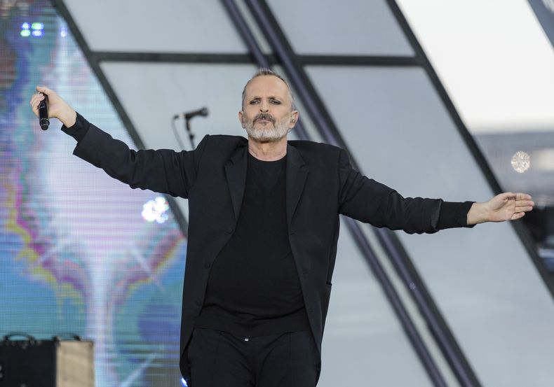 ARCHIVO - El astro español Miguel Bosé durante su presentación en RiseUp As One en Cross Border Xpress en San Diego el 15 de octubre de 2016. Bosé escribió en su cuenta de Instagram El 21 de agosto de 2023 que un grupo de asaltantes armados irrumpió el viernes 18 de agosto en su casa en la Ciudad de México y lo ataron a él, a sus dos hijos y al personal doméstico por más de dos horas mientras saqueaban su hogar. (Foto Alan Hess/Invision/AP, archivo)