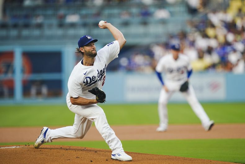 Clayton Kershaw, de los Dodgers de Los Ángeles, hace un lanzamiento en el encuentro ante los Rockies de Colorado, el jueves 10 de agosto de 2023 (AP Foto/Ryan Sun)