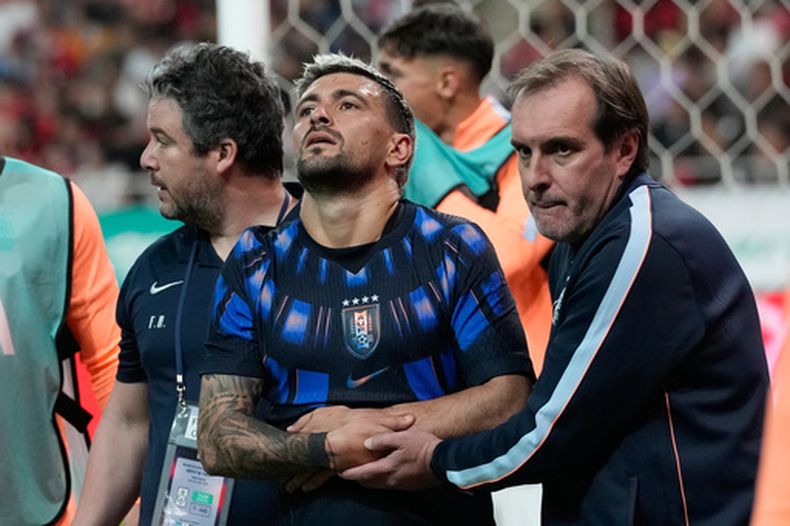 Giorgian de Arrascaeta, centro, de Uruguay, abandona el partido amistoso internacional entre Corea del Sur y Uruguay, el lunes 28 de septiembre de 2026, en Seúl, Corea del Sur. (AP Foto/Ahn Young-joon)