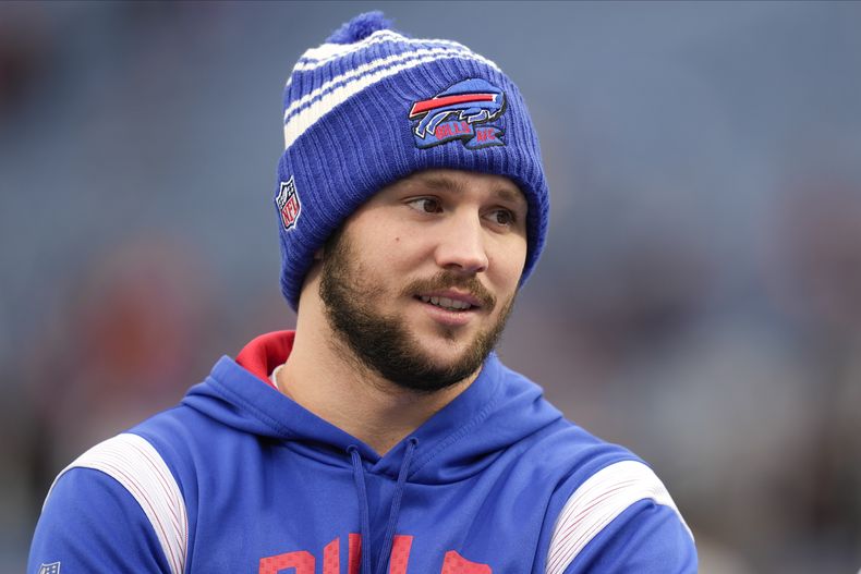 ARCHIVO - El quarterback de los Bills de Buffalo, Josh Allen, conversa con el quarterback de los Bengals de Cincinnati, Joe Burrow, antes de su partido de ronda divisional de la NFL en Orchard Park, Nueva York, el domingo 22 de enero de 2023. (AP Foto/Seth Wenig, Archivo)