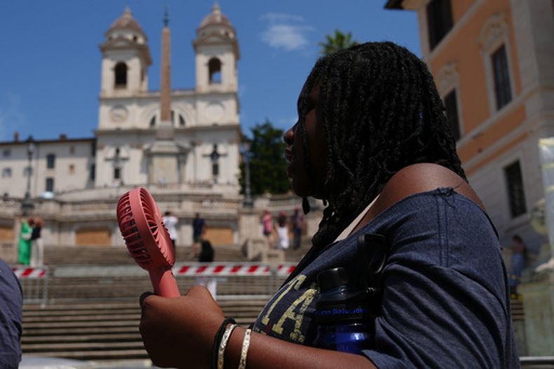 Una mujer visita la histórica escalinata de la Plaza de España en Roma, el martes 23 de junio de 2026. (AP Foto/Alessandra Tarantino)