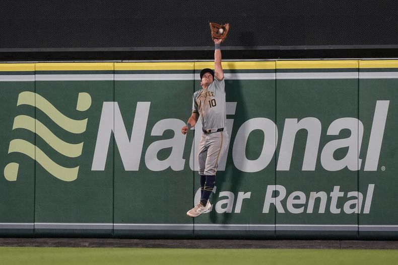 Sal Frelick, jardinero central de los Cerveceros de Milwaukee, atrapa una pelota bateada por Taylor Ward, de los Angelinos de Los Ángeles, para el último out del juego del martes 18 de junio de 2024 (AP Foto/Ryan Sun)