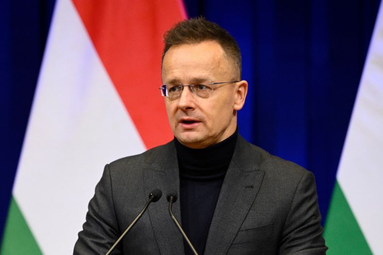 ARCHIVO - El ministro húngaro de Asuntos Exteriores y Comercio, Peter Szijjarto, ofrece una rueda de prensa tras una reunión del gabinete en Budapest, Hungría, el 18 de febrero de 2026. (Boglarka Bodnar/MTI vía AP, Archivo)