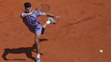 Carlos Alcaraz en acción contra Dusan Lajovic durante el Abierto de Italia, el viernes 9 de mayo de 2025, en Roma. (Alfredo Falcone/LaPresse vía AP)