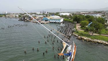 Un bote dañado por el huracán Beryl yace inclinado hacia un costado en un muelle, el jueves 4 de julio de 2024, en Kingston, Jamaica. (AP Foto/Leo Hudson)