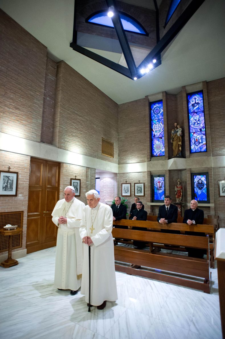 En foto distribuida por el peri&oacute;dico del Vaticano LOsservatore Romano se ve al papa em&eacute;rito Benedicto XVI (derecha) y al papa Francisco orar juntos en el vaticano el lunes 23 de diciembre de 2013. (Foto de AP/LOsservatore Romano)
