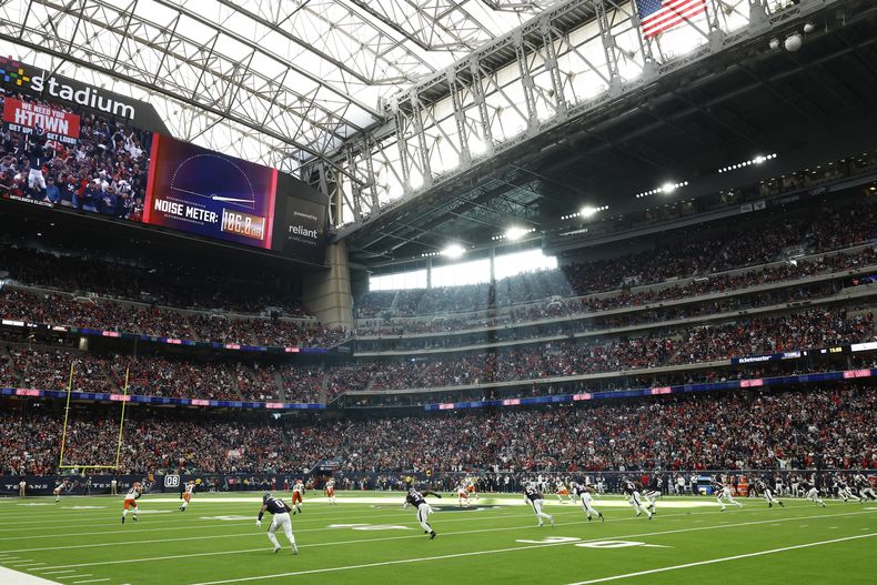 ARCHIVO - Foto del 13 de enero del 2024, patada inicial en un juego de comodín de la postemporada en Houston. (AP Foto/Matt Patterson, Archivo)