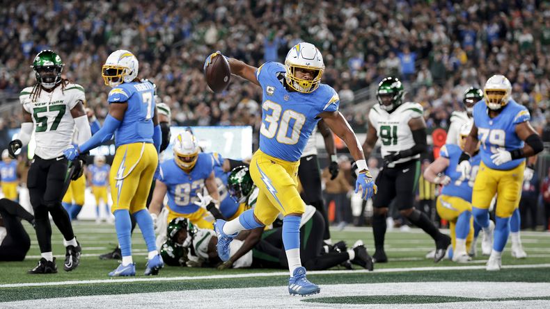 Austin Ekeler (30), corredor de los Chargers de Los Ángeles, celebra después de anotar un touchdown en contra de los Jets de Nueva York durante el primer cuarto del juego de la NFL, el lunes 6 de noviembre de 2023, en East Rutherford, Nueva Jersey. (AP Foto/Adam Hunger)