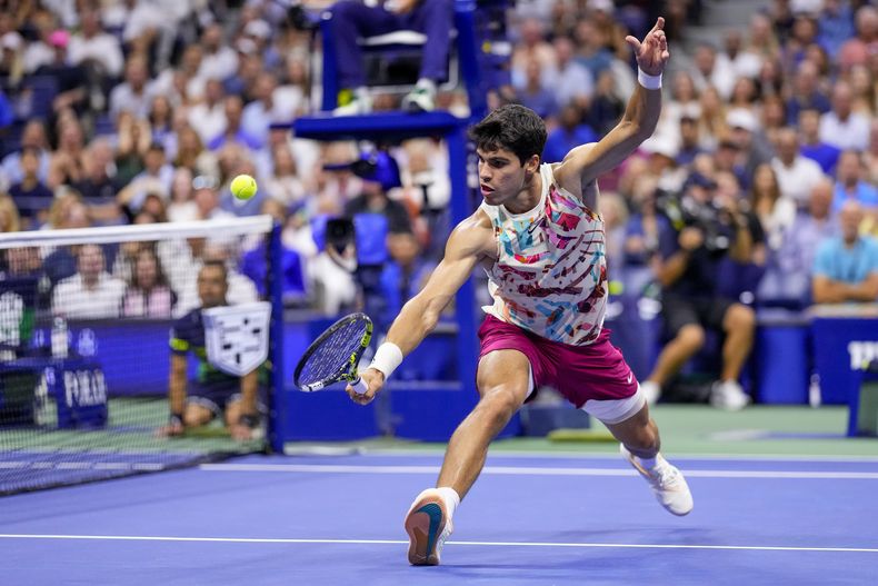 El español Carlos Alcaraz devuelve ante el ruso Daniil Medvedev en las semifinales del US Open, el viernes 8 de septiembre de 2023. (AP Foto/Manu Fernández)