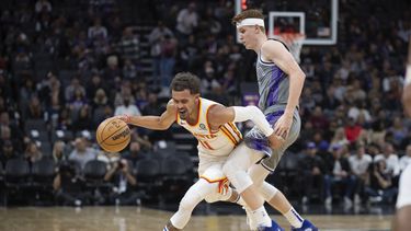 Huntery Collins brillan y Hawks superan a Kings 120-117
