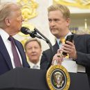 El reportero de Fox News Peter Doocy le muestra al presidente Donald Trump una fotografía en su teléfono durante un evento en el Despacho Oval de la Casa Blanca sobre la reubicación de la sede del Comando Espacial de Estados Unidos, el martes 2 de septiembre de 2025, en Washington. (AP Foto/Mark Schiefelbein)