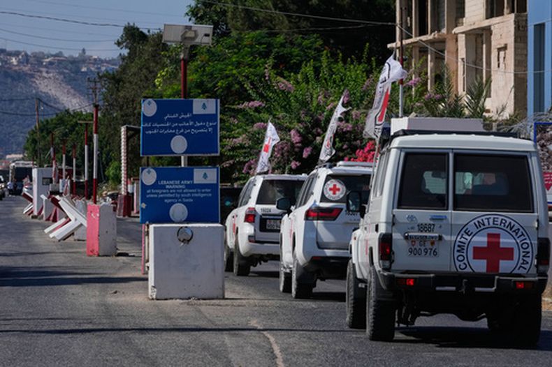 Un convoy de la Cruz Roja pasa un control libanés cerca de la frontera con Israel, en la localidad sureña de Mansouri, Líbano, el 4 de septiembre de 2026. (AP Foto/Mohammed Zaatari)