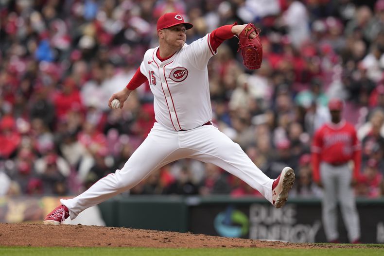 El pitcher de los Rojos de Cincinnati Emilio Pagán lanza en la cuarta entrada del juego ante los Angelinos de Los Ángeles del domingo 21 de abril del 2024. (AP Foto/Carolyn Kaster)
