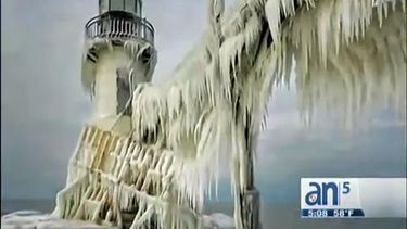 americateve | El llamado 'vórtice polar' tiene paralizado a la mayor parte del País. Desde Atlanta, y hasta Canadá, las temperaturas bajo cero complican el día de millones de estadounidenses.