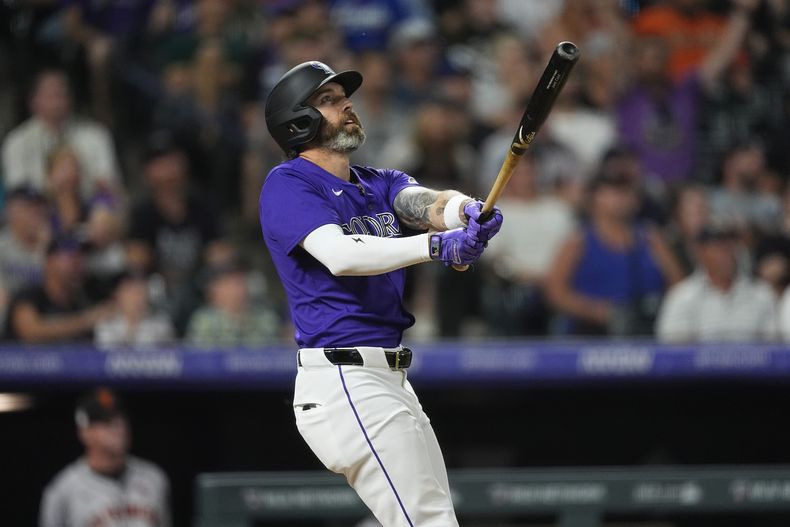 Jake Cave, de los Rockies de Colorado, observa la pelota al conectar un jonrón de tres carreras el viernes 19 de julio de 2024, ante los Gigantes de San Francisco (AP Foto/David Zalubowski)