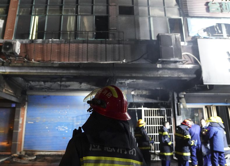 Bomberos miran al edificio donde se produjo un incendio en la ciudad de Xinyu City, en la provincia china de Jiangxi, el miércoles 24 de enero de 2024. Al menos 39 personas murieron y otras nueve resultaron heridas en el incendio en la provincia suroriental. (Zhou Mi, Xinhua via AP)