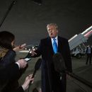 El presidente Donald Trump habla con los periodistas junto al Air Force One después de llegar a la Base Conjunta Andrews, Maryland, el domingo 2 de febrero de 2025. (AP Foto/Ben Curtis)