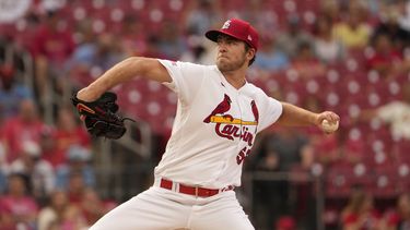 El abridor de los Cardenales de San Luis, Matthew Liberatore, trabaja la primera entrada del partido contra los Cerveceros de Milwaukee, en San Luis, el miércoles 17 de mayo de 2023. (AP Foto/Jeff Roberson)