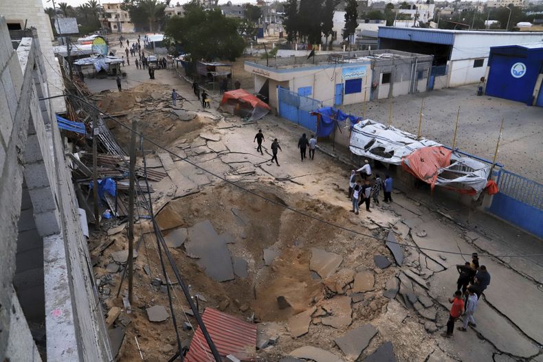 Personas inspeccionan el sitio de un bombardeo israelí contra el Hospital Europeo en Jan Yunis, Franja de Gaza, el martes 13 de mayo de 2025. (AP Foto/Mariam Dagga)
