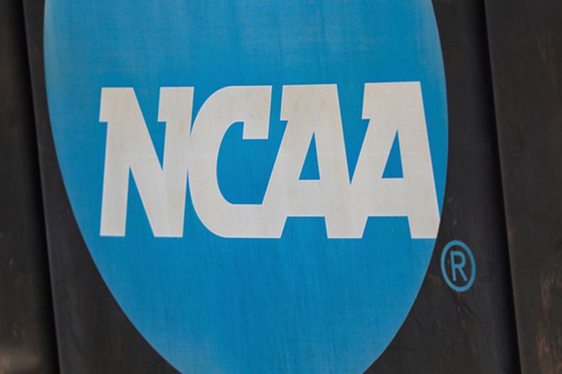 ARCHIVO - La foto del 24 de marzo de 2024 muestra el logotipo de la NCAA antes de un partido de softol en Jacksonville, Florida (AP Foto/Gary McCullough, archivo)