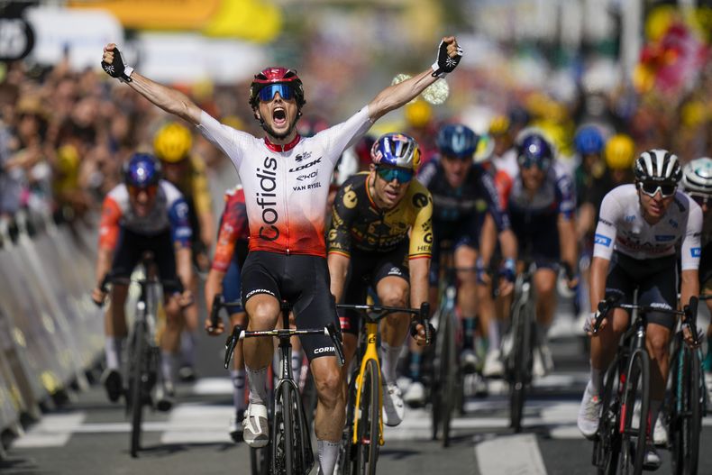 Victor Lafay alza los brazos al ganar la segunda etapa del Tour de Francia, el domingo 2 de julio de 2023, en San Sebastián, España. (AP Foto/Daniel Cole)