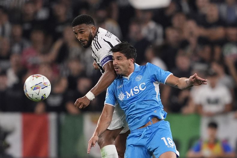 Bremer de la Juventus y Giovanni Simeone del Napoli saltan para recuperar el balón en el encuentro de la Serie A el sábado 21 de septiembre del 2024. (Fabio Ferrari/LaPresse via AP)