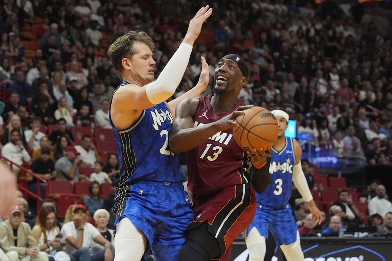 El centro del Magic de Orlando Moritz Wagner (219 marca al centro del Heat de Miami Bam Adebayo (13) durante la segunda mitad del juego de baloncesto de la NBA, el viernes 12 de enero de 2024, en Miami. (AP Foto/Marta Lavandier)