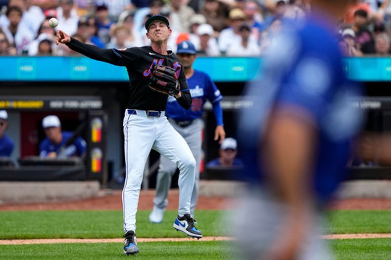 El pitcher de los Mets de Nueva York Luke Weaver lanza a la primera base para poner out a Teoscar Hernández de los Dodgers de Los Ángeles, el domingo 26 de julio de 2026, en Nueva York. (AP Foto/Yuki Iwamura)