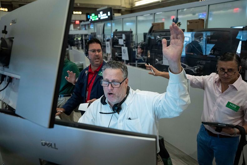 Operadores de acciones en la Bolsa de Valores de Nueva York, el 27 de agosto del 2026. (AP foto/Yuki Iwamura)