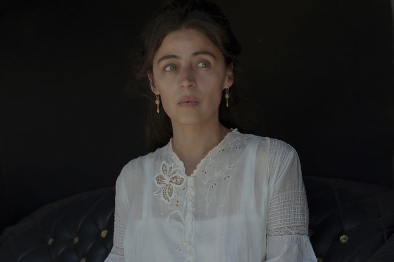 Esta imagen difundida por Netflix muestra a Ilse Salas en una escena de Pedro Páramo.(Juan Rosas/Netflix vía AP)