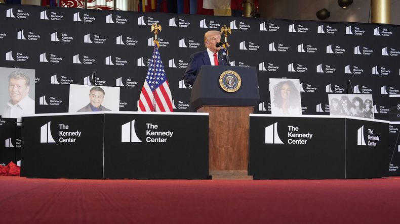 El presidente Donald Trump habla en el Kennedy Center, el miércoles 13 de agosto de 2025, en Washington. (Foto AP/Alex Brandon)