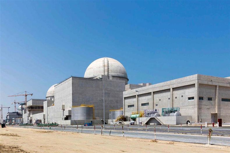 ARCHIVO - Esta fotografía sin fecha publicada por la agencia estatal WAM de los Emiratos Árabes Unidos muestra la central nuclear de Barakah, en construcción, en el desierto occidental de Abu Dabi. (Arun Girija/Emirates Nuclear Energy Corporation/WAM vía AP, Archivo)