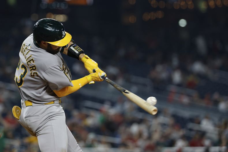 Shea Langeliers, de los Atléticos, pega un doble ante los Nacionales de Washington, en el octavo inning del juego del martes 5 de agosto de 2025 (AP Foto/Terrance Williams)