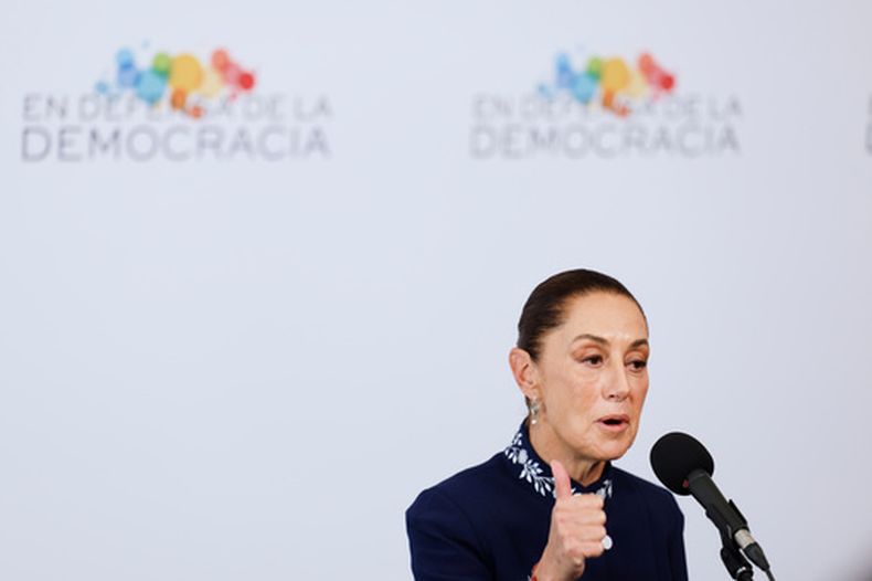 La presidenta mexicana Claudia Sheinbaum se dirige a los medios de comunicación en la cumbre Encuentro en Defensa de la Democracia celebrada en Barcelona, España, el sábado 18 de abril de 2026. (AP Foto/Joan Monfort)