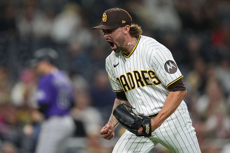 David Morgan, lanzador de los Padres de San Diego, festeja tras resolver la décima entrada del juego ante los Rockies de Colorado, el jueves 9 de abril de 2026 (AP Foto/Gregory Bull)