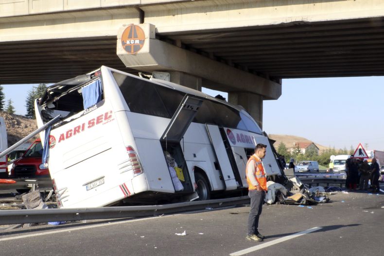 Elementos de cuerpos de rescate y de la policía trabajan tras un choque de autobús en una autopista cerca del poblado de Polatli, a unos 80 kilómetros (50 millas) de la capital Ankara, Turquía, el viernes 9 de agosto de 2024. (IHA vía AP)