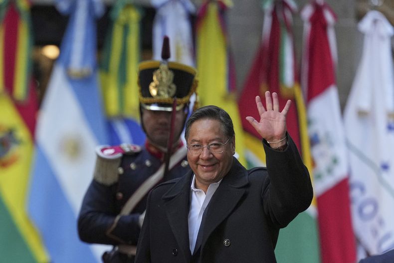 El presidente de Bolivia, Luis Arce, llega a la Cumbre de Mercosur en Buenos Aires, Argentina, el jueves 3 de julio de 2025. Arce ha desistido de intentar la reelección en los comicios de agosto. (AP Foto/Natacha Pisarenko)