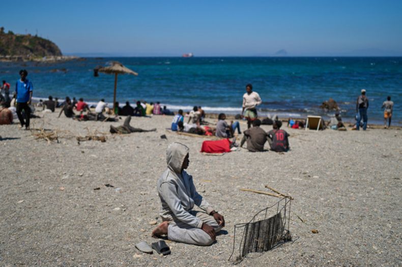 Un inmigrante que cruzó a España desde Marruecos reza en una playa del enclave español de Ceuta, el 2 de agosto de 2026. (Foto AP/Bernat Armangue)