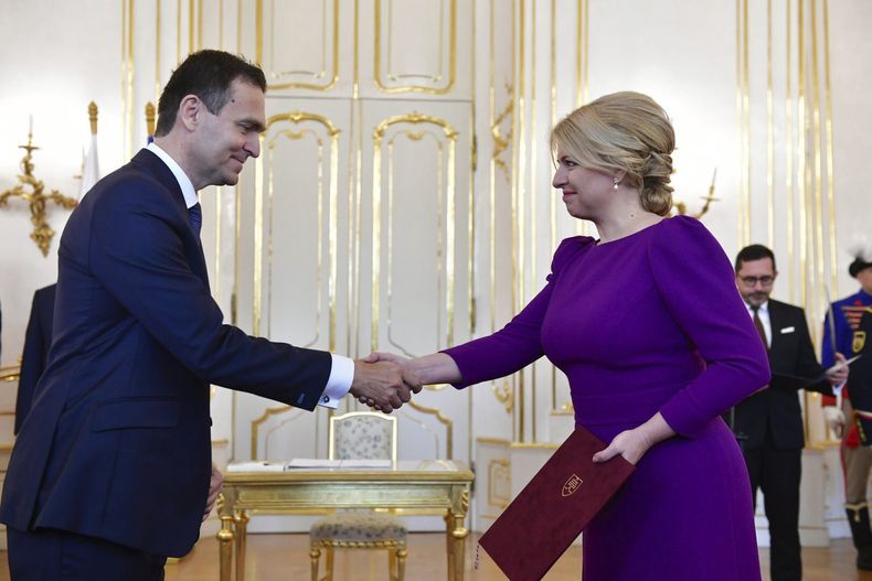 La presidenta eslovaca Zuzana Caputova (d) designa un gobierno interino liderado por el economista y vicepresidente del Banco Nacional de Eslovaquia Ludovit Odor en Bratislava, el lunes 15 de mayo de 2023. (Jaroslav Novak/TASR via AP)