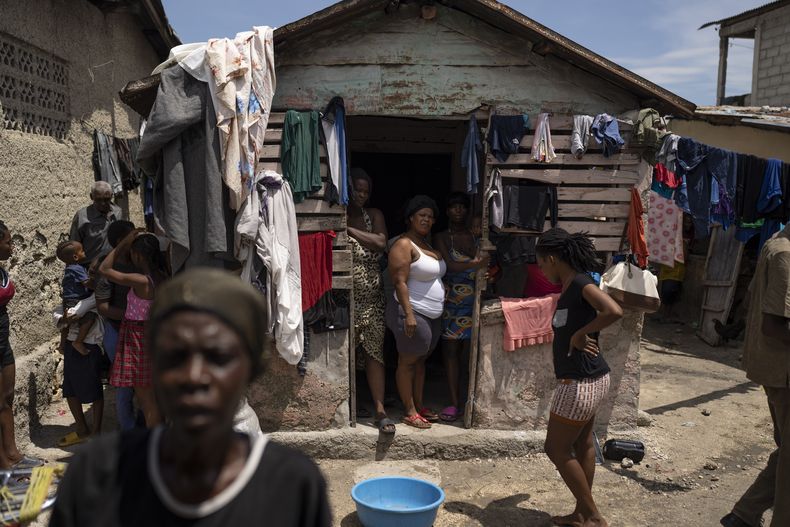 Varias personas desplazadas por la violencia de las pandillas, instaladas en el patio delantero de Jean-Kere Almicar, donde se refugiaron, en Puerto Príncipe, Haití, el 4 de junio de 2023. Casi 200 antiguos residentes en la barriada humilde de Cite Soleil, próxima a la vivienda de Almicar, están acampados ahora en su propiedad y en las inmediaciones. Son parte de los cerca de 165.000 haitianos que huyeron de sus hogares ante el repunte de la violencia de las bandas. (AP Foto/Ariana Cubillos)