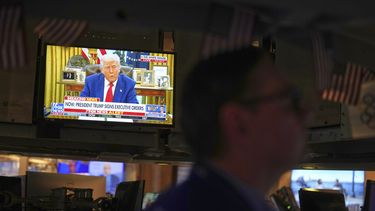 El presidente Donald Trump aparece en un televisor en el piso de la Bolsa de Valores de Nueva York, el miércoles 9 de abril de 2025. (AP Foto/Seth Wenig)