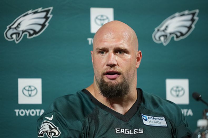 ARCHIVO - Lane Johnson, de los Eagles de Filadelfia, habla durante una conferencia de prensa en las instalaciones de entrenamiento del equipo de fútbol americano de la NFL, el martes 9 de junio de 2026, en Filadelfia. (Foto AP/Matt Rourke, Archivo)