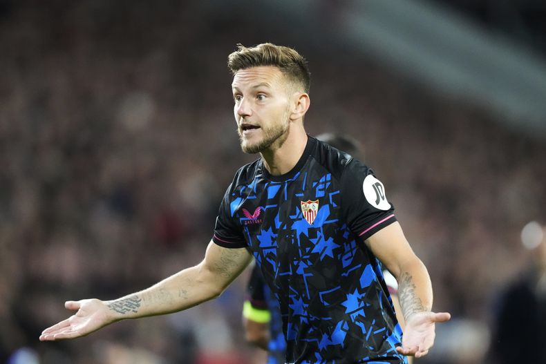 ARCHIVO - Ivan Rakitic del Sevilla durante el partido contra el PSV Eindhoven en la Liga de Campeones, el martes 3 de octubre de 2023, en Eindhoven, Holanda. (AP Foto/Peter Dejong)