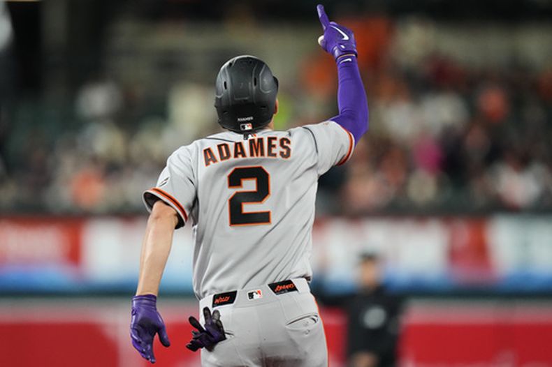 El dominicano Willy Adames, de los Gigantes de San Francisco, recorre las bases luego de sacudir un jonrón ante los Orioles de Baltimore, el viernes 10 de abril de 2026 (AP Foto/Stephanie Scarbrough)