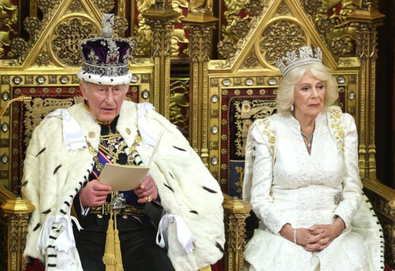 El rey Carlos III y la reina Camila en la apertura del Parlamento en el Palacio de Westminster en Londres, el 13 de mayo del 2026. (Chris Jackson/Pool Photo via AP)